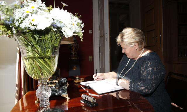 SIGNERER: Statsminister Erna Solberg signerer gratulasjonsprotokollen på Slottet i anledning av dronning Sonjas 80-årsdag.
Foto: Terje Bendiksby / NTB scanpix SIGNERER: Statsminister Erna Solberg signerer gratulasjonsprotokollen på Slottet i anledning av dronning Sonjas 80-årsdag.
Foto: Terje Bendiksby / NTB scanpix